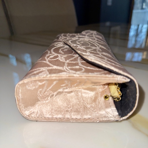 VINTAGE SOFT PINK FABRIC SCROLL PATERN PURSE WITH GOLD CHAIN - Picture 9 of 13